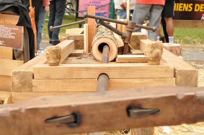 tarriere, permettant de creuser des tuyaux en bois